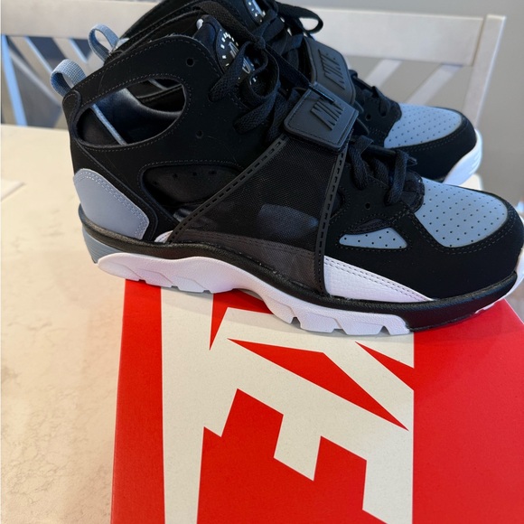 MEN'S NIKE AIR TRAINER HUARACHE CASUAL SHOES - Picture 1 of 7